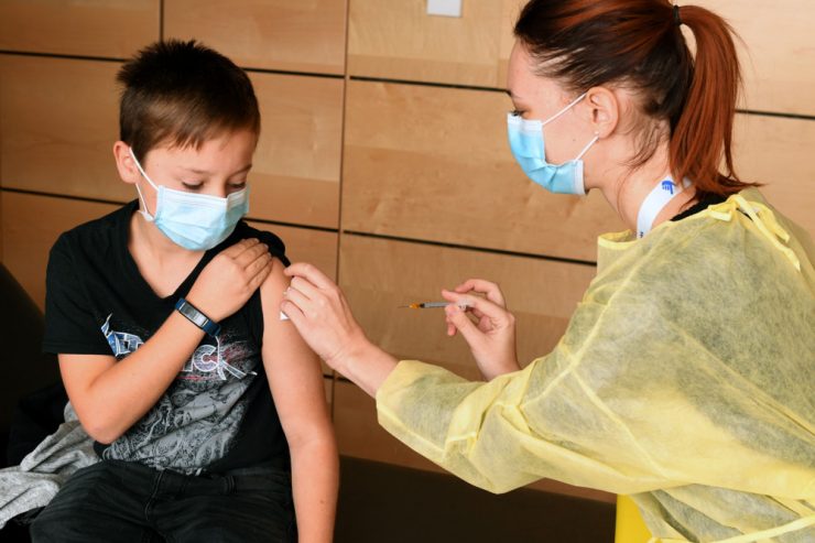 Auftakt Impfkampagne / Reportage: Schüler wollen mehr Freiheiten durch Impfung