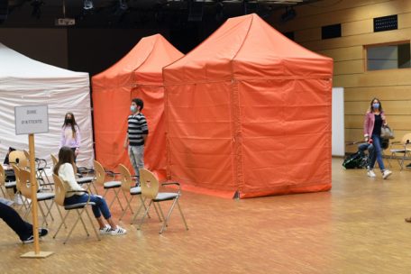Mehrere Zelte wurden in der Turnhalle aufgerichtet