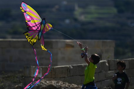 Kinderwissen / Wie man einen Drachen baut und was zu beachten ist, wenn man ihn fliegen lässt