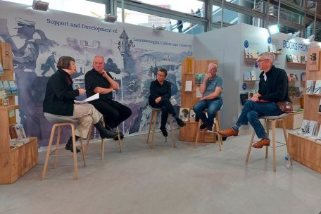 Nathalie Jacoby (l), Leiterin des Nationalen Literaturzentrums (CNL), leitete das Panel „The challenges of plurilinguism“. An der Diskussion beteiligten sich (.v.l.n.r.) die Autoren Guy Helminger, Ulrike Bail, Joseph Kayser und Robert Schofield.