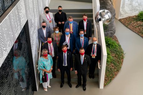 Gruppenfoto mit den Sponsoren: (erste Reihe – v.l.n.r.) Maggy Nagel (“Commissaire générale du Luxembourg auprès de l’Expo 2020 Dubaï); Claude Strasser (Generaldirektor der Post); Franz Fayot (Wirtschaftsminister); Robert Lauer (Luxemburger Botschafter in den VAE); (2. Reihe) Steven Allen (RAK Ceramics); Marie-Christine Mariani (MCM-Steel); Ferdinand Kayser (SES); Carlo Thelen (Handelskammer); Michel Wurth (ArcelorMittal); (3. Reihe) Ingo Zirngibl (scénographe, jangled nerves); Thomas Hundt (scénographe, jangled nerves); Jean Ries (Guardian Europe); Maxim Straus (Cargolux)