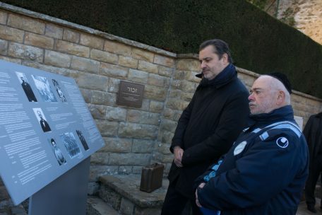 Das Denkmal besteht aus einem Koffer, einer Informationstafel und der Inschrift &bdquo;Zakhor!&ldquo;, dem hebr&auml;ischen Imperativ f&uuml;r &bdquo;Gedenke!&ldquo;