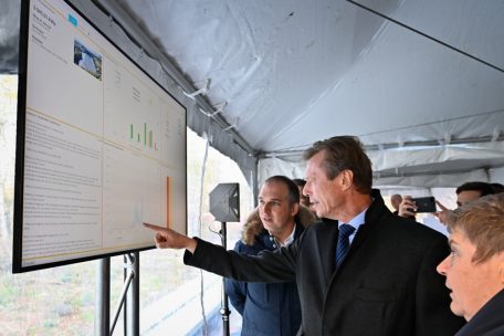 Gro&szlig;herzog Henri bei der technischen Datenanalyse