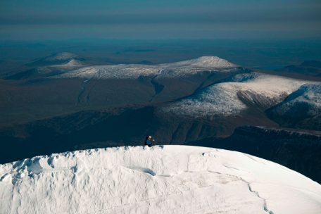 Ein Forscher auf dem Kebnekaise-Berg in Schweden &ndash; weil der Gletscher schmilzt, wird der s&uuml;dliche Gipfel immer kleiner&nbsp;