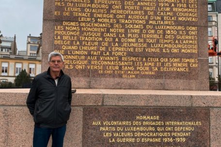 Serge Hoffmann devant l’inscription des combattants d’Espagne sur le Monument du souvenir