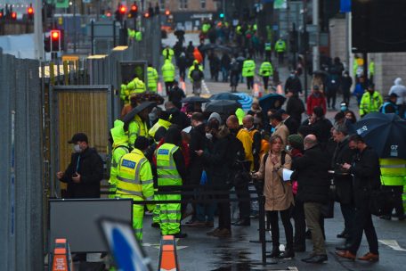 Menschen stehen Schlange, um die Sicherheitskontrolle zu passieren