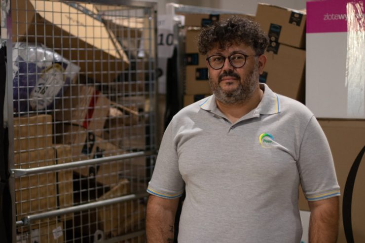 Relevant (7): Paketsortierer / „Eine kleine Familie“: Wie Freiwillige beim Sortieren geholfen haben