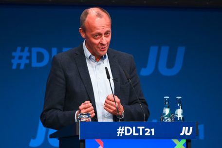 Der 66-j&auml;hrige Friedrich Merz w&auml;re bei der n&auml;chsten Bundeswahl 70 und steht daher nicht gerade f&uuml;r Zukunft. Angela Merkel tritt jetzt mit 67 Jahren ab.&nbsp;