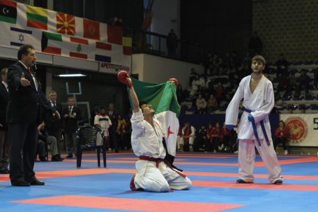 Muhannad Al-Ali zeigt die Flagge der syrischen Opposition bei der Weltmeisterschaft 2014 in Pristina, Kosovo