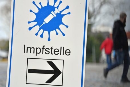 Ein Pfeil weist den Weg zu einer „Impfstelle“ in Thüringen. Am 5. November lag dort die Zahl der wöchentlichen Neuansteckungen je 100.000 Einwohner bei 386,9, wie das Robert-Koch-Institut (RKI) mitteilte – das Bundesland mit der höchsten Inzidenz.