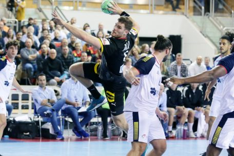 Johannes Golla (in Schwarz) und das DHB-Team setzten sich in einer hochklassigen Partie mit 30:28 gegen Portugal durch