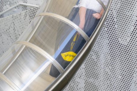 Auch Minister Lex Delles musste die Rutschpartie durch die R&ouml;hre &uuml;berstehen