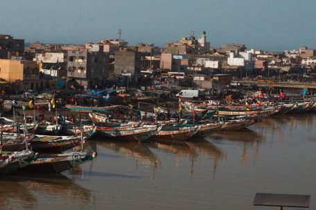 Die Menschen der pittoresken Stadt Saint-Louis im Norden des Senegal leben viel von der Fischerei und vom Tourismus – die Corona-Krise brachte den Fremdenverkehr zum Erliegen