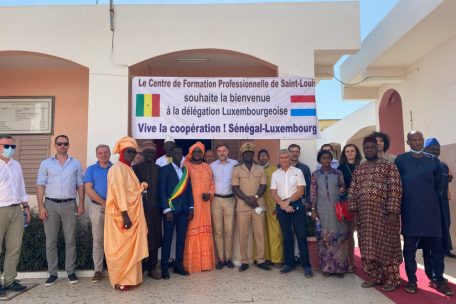 Gruppenbild in Saint-Louis: Minister Fayot mit den örtlichen Autoritäten, Vertretern des Kooperationsministeriums, der Luxemburger Botschaft im Senegal und der luxemburgischen Agentur für Entwicklungszusammenarbeit LuxDev