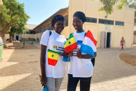 Zwei Schülerinnen in Saint-Louis: Die Luxemburger Kooperation unterstützte das Lycée technique André Peytavin in mehreren Bereichen – es gilt inzwischen als Vorzeigeschule