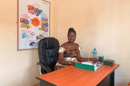 Mit dem Projekt „Vimos“ hat die NGO „Enda Santé“, ein langjähriger Partner der Luxemburger Kooperation, in Ziguinchor ein regionales Zentrum für Frauen eröffnet, die Opfer von sexueller Gewalt geworden sind. Diatou Sonko arbeitet dort als Sozialarbeiterin und empfängt die Frauen zu ersten Gesprächen – das jüngste Opfer, das in ihr Büro kam, war gerade mal zwölf Jahre alt.