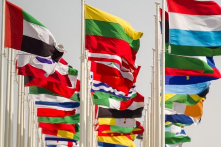 Luxemburgs Flagge am Eingang der Expo 2020