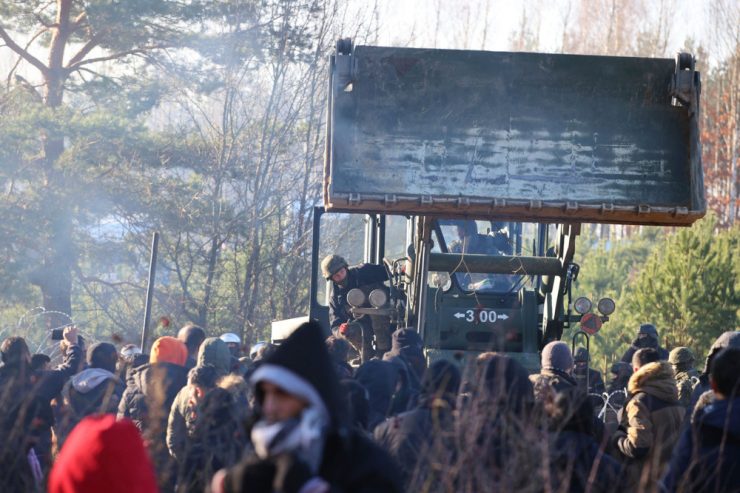 Medien / Migranten durchbrechen Grenze von Belarus nach Polen