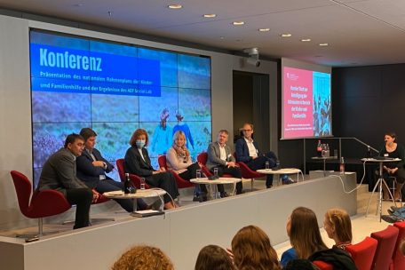 Charel Schmit (OKaJu), Gilles Dhamen (ONE, AEF), Renate Winter (ehemalige Richterin), Marguerite Krier (Leiterin Kinderrechte), Geert Van Beusekom (Ances) und Gilbert Frisch (Fedas)