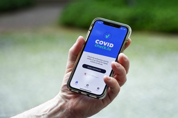 Medienbericht / Ungeimpfter „Santé“-Mitarbeiter wird wegen gefälschtem PCR-Test suspendiert