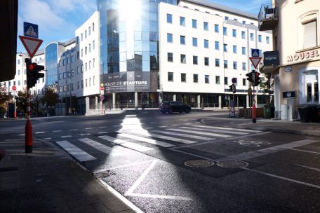 Auch eine Bushaltestelle direkt am Fu&szlig;g&auml;nger&uuml;berweg d&uuml;rfte es laut ZUG nicht geben