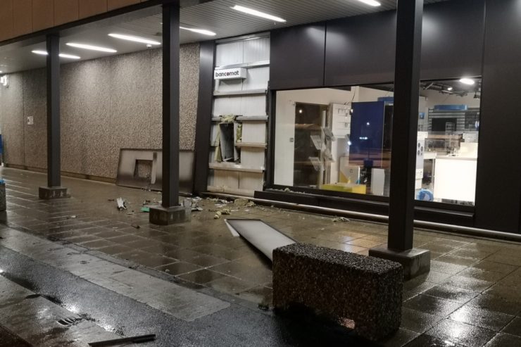 Käerjeng / Unbekannte sprengen auf dem Cactus-Gelände den Geldautomaten aus der Wand