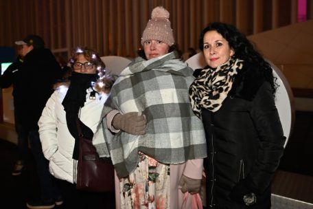 Maria, Vania und Sandra (von links) vor der Philharmonie