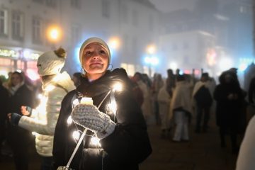 Fünfte Ausgabe / Aufrichtig Empörte und seltsame Randgestalten: Beim „Weißen Marsch“ protestieren 2.000 Menschen gegen Corona-Maßnahmen