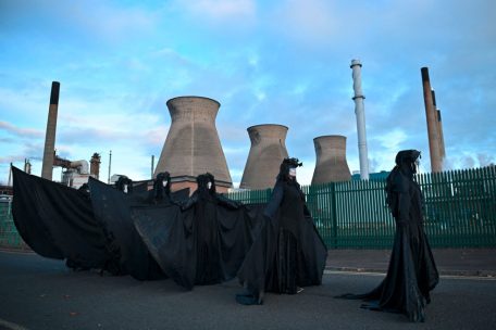 Aktivisten demonstrieren als &Ouml;lschlieren verkleidet vor einer Raffinerie in Schottland