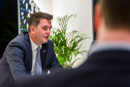 Lex Delles: locker und doch professionell &ndash; hier beim Pressebriefing im &bdquo;Salon des roses&ldquo; im Luxemburger Pavillon