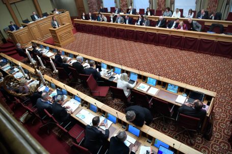 Fragestunden im Parlament / Booster für alle und ein Sturm im Weinglas