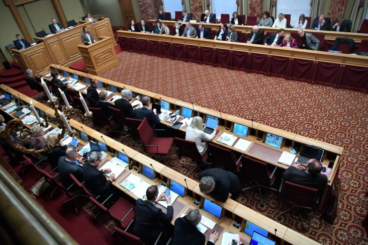 Fragestunden im Parlament / Booster für alle und ein Sturm im Weinglas