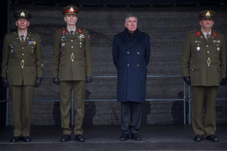 Die Führungsriege der Luxemburger Armee beim „Mäertesfest“ in Diekirch (v.r.n.l.): Colonel Yves Kalmes (Kommandant des Militärzentrums), Verteidigungsminister François Bausch, General Steve Thull (Chef des Generalstabs) und Adjutant-Major Steve Ries (Adjudant de Corps de l'Armée).