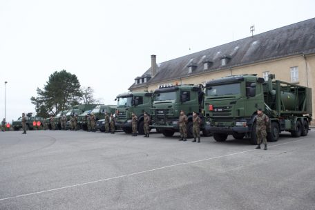 Bis Ende 2025 sollen Teile des Fuhrparks der Armee komplett erneuert werden. Dingos und Hummer werden einem neuen gepanzerten Einsatzfahrzeug weichen, dessen Systeme besser mit jenen der Partnerländer abgestimmt sind.