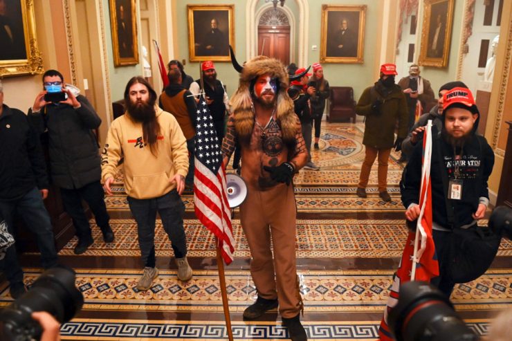 Januar 2021 / Knapp dreieinhalb Jahre Haft für «QAnon-Schamanen» wegen Kapitol-Angriffs