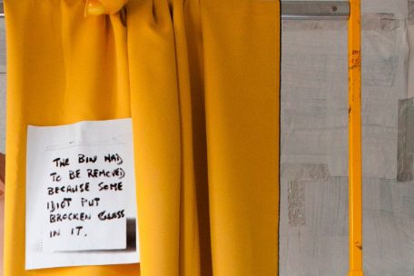 Die Installation von Sophie Jung hei&szlig;t &bdquo;Come Fresh Hell or Fresh High Water&ldquo;