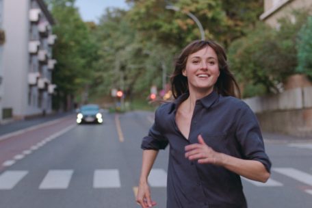 Julie au bout d&rsquo;une journ&eacute;e surr&eacute;elle, tomb&eacute;e hors du temps