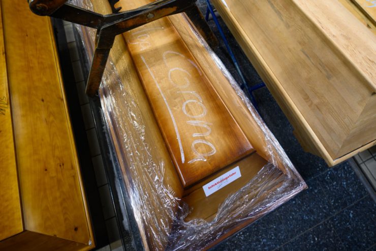 Deutschland / Mehr als 100.000 Menschen an oder mit Covid gestorben