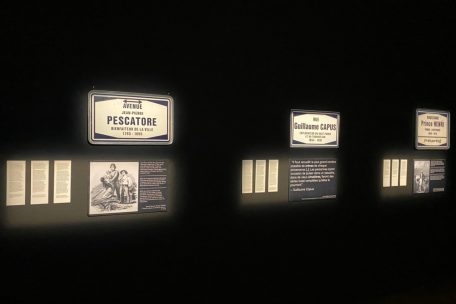 Tout droit direction musée / „Richtung 22“ déniche le passé colonial dans les plaques de rue