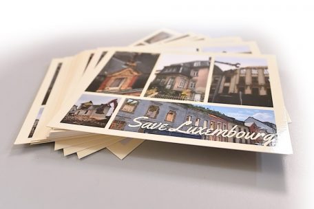 Les cartes postales distribuées dans les boîtes aux lettres par le groupe „Luxembourg under destruction“ en 2020 pour inviter à la signature d’une pétition contre la destruction du patrimoine bâti