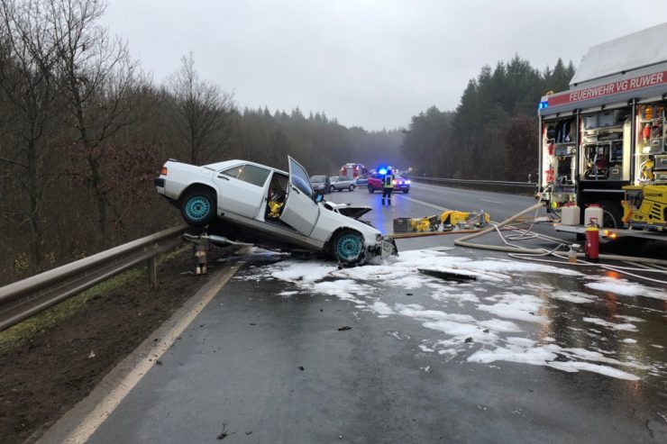 Polizei / 18-jähriger Autofahrer stirbt nach Frontalkollision bei Mertesdorf