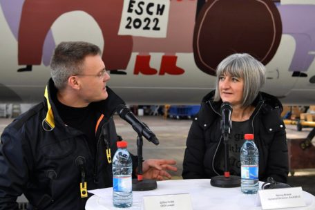 Esch2022-Direktorin Nancy Braun und Luxair-CEO Gilles Feith freuen sich &uuml;ber das farbenfrohe Ergebnis