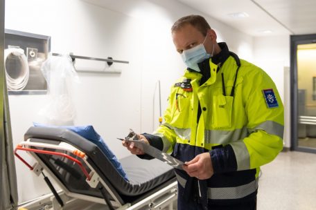Nach jedem Transport eines Covid-Kranken werde das Fahrzeug zur Desinfizierung begast, erklärt Feuerwehrmann Joost Kantstein.