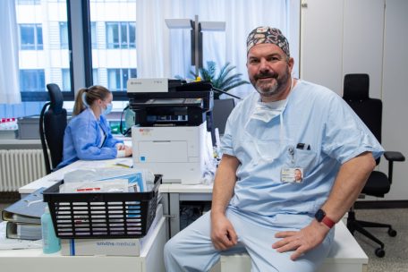 „Ungefähr die Hälfte der Menschen, die einen schweren Krankheitsverlauf durchgemacht haben, sind nach einem Jahr noch immer nicht arbeitsfähig“, sagt der Anästhesist Tom Manderscheid