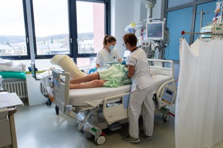 Auch um Nekrosen zu verhindern, werden die Patienten auf der Intensivstation immer wieder bewegt