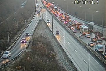 Polizei / Brennender Laster vor Esch verursacht Stau auf der A4