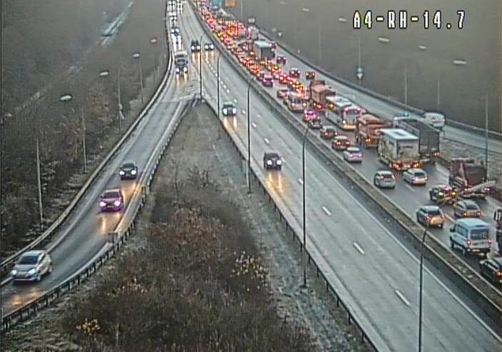 Polizei / Brennender Laster vor Esch verursacht Stau auf der A4