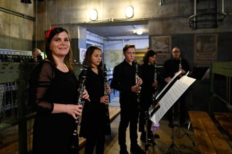 Sharon Andr&eacute; (l.) mit einem Teil ihrer Klarinettensch&uuml;ler
