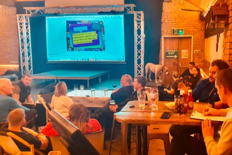 Traum oder Albtraum?  / Eingeschneit: Englische Pub-Gäste verbringen dritte Nacht in Kneipe