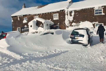 Nordengland / Gäste verlassen eingeschneiten Pub – nach „Party mit vielen Freunden“